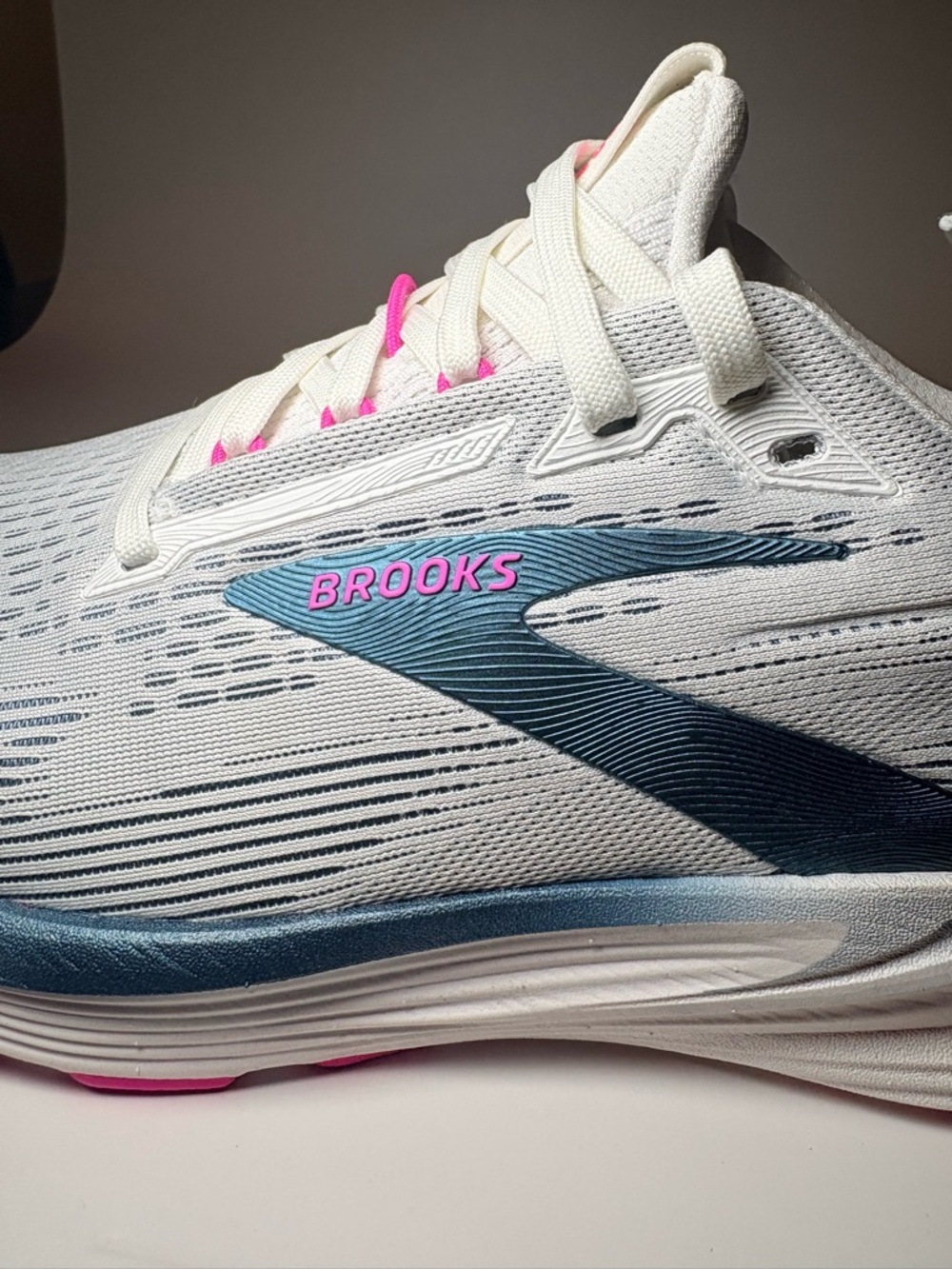 New Brooks Revel 8 Women’s size 8.5 White & Blue Running Shoe with Pink Accents - Picture 7 of 14